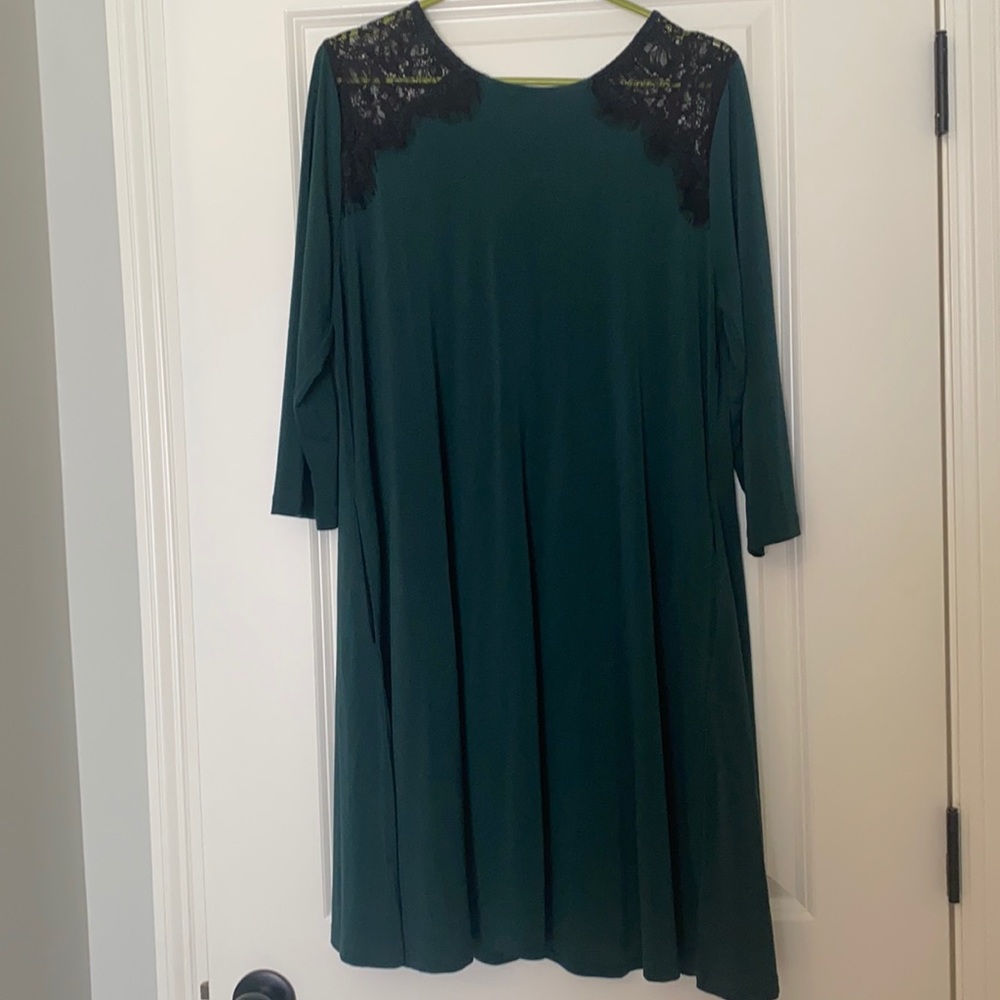 Emerald green dress with 3/4 sleeve and pockets